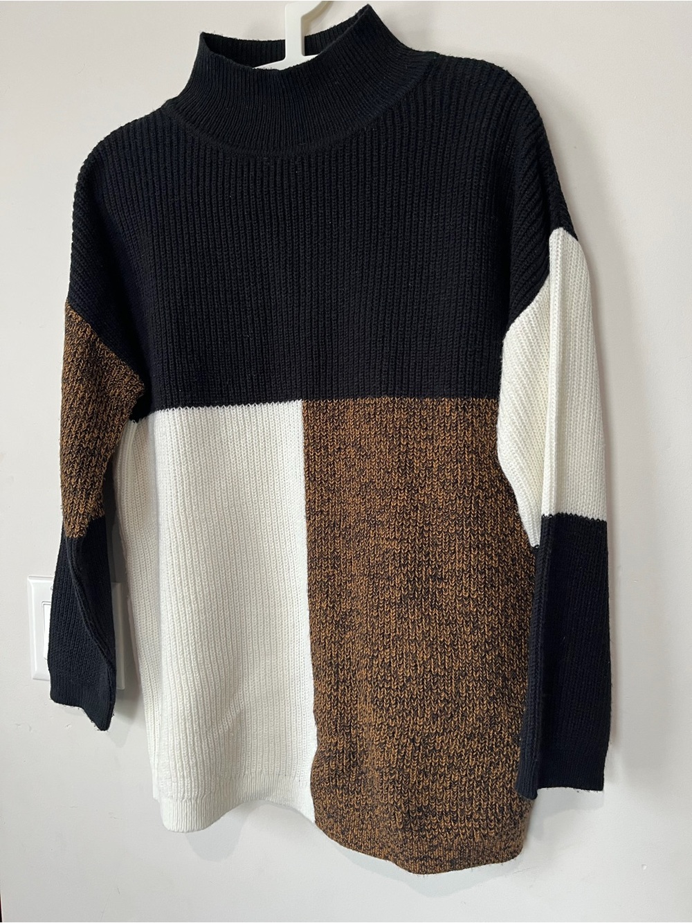 Block colored Cleo petites women’s sweater